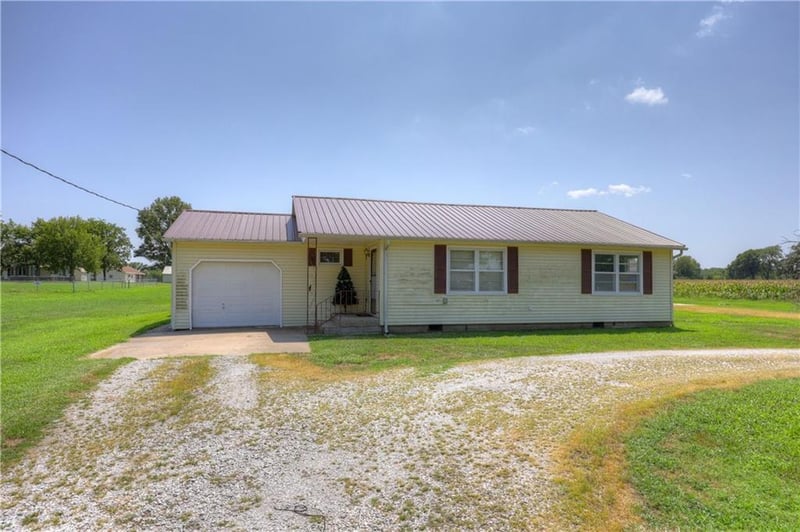 1030 Country Rd, Columbus, KS 66725