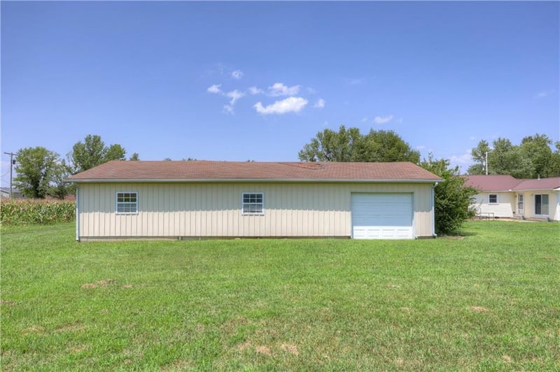 1030 Country Rd, Columbus, KS 66725