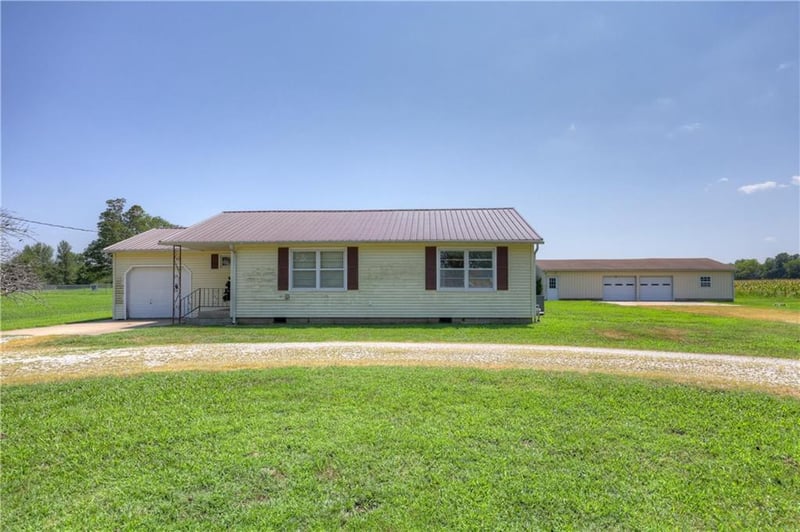 1030 Country Rd, Columbus, KS 66725