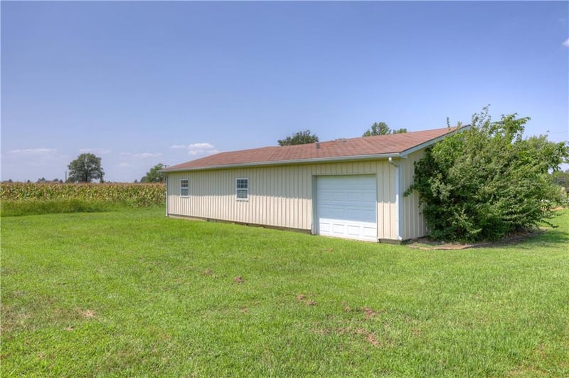 1030 Country Rd, Columbus, KS 66725