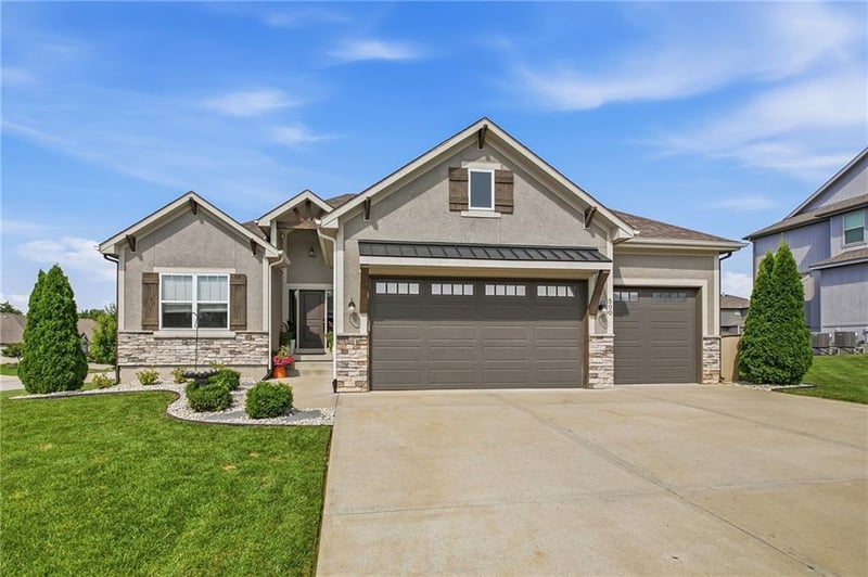 500 NE Hidden View Ln, Lee's Summit, MO 64086