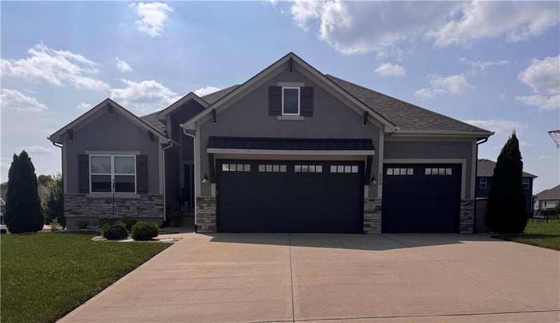 500 Hidden View Ln, Lee's Summit, MO 64086