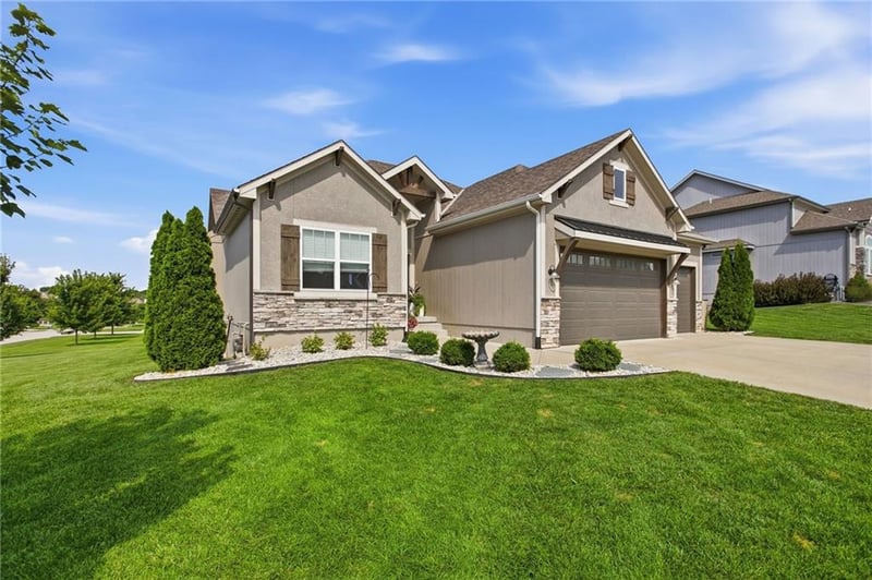 500 NE Hidden View Ln, Lee's Summit, MO 64086