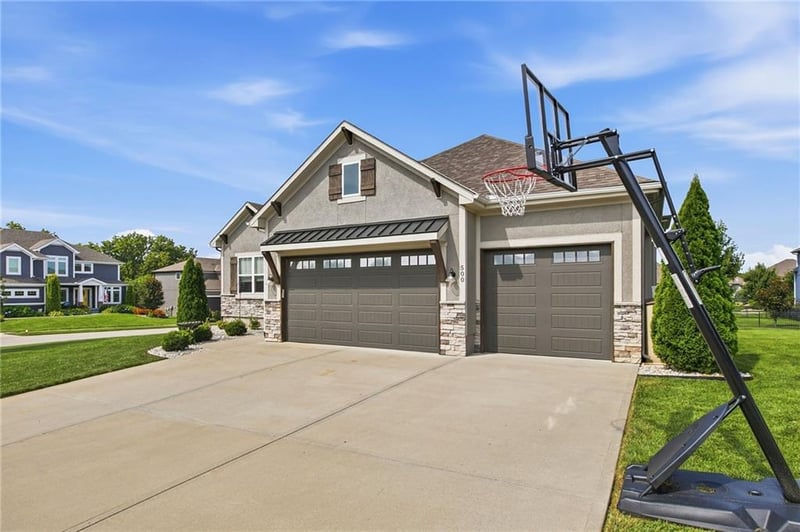 500 NE Hidden View Ln, Lee's Summit, MO 64086