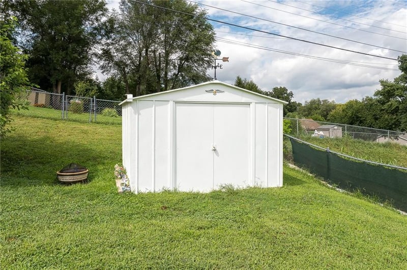 2705 Cedar St, St Joseph, MO 64503
