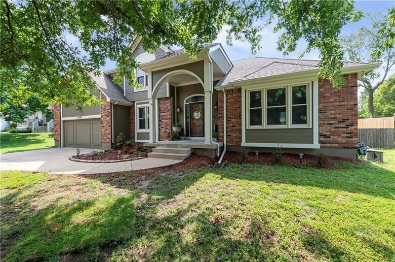 2389 Summerfield Dr, Lee's Summit, MO 64081