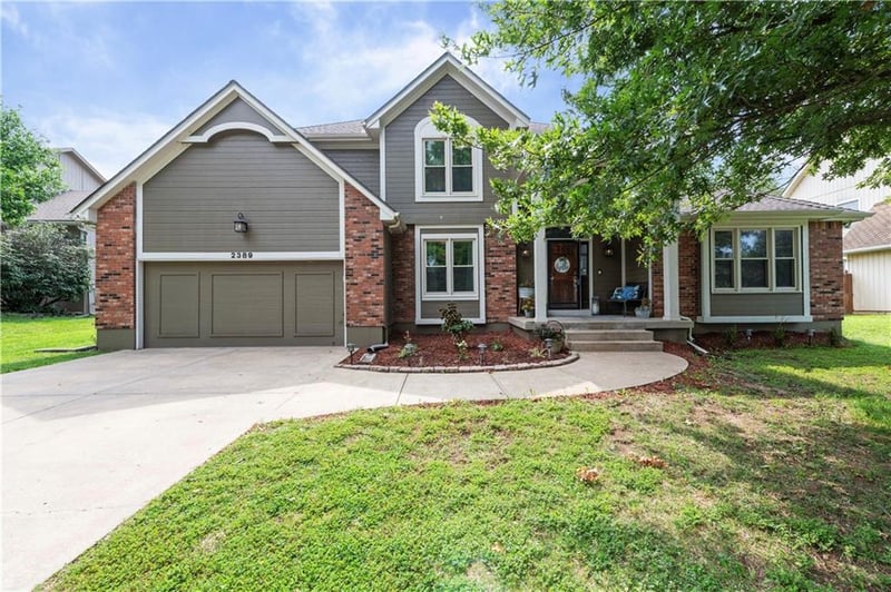 2389 Summerfield Dr, Lee's Summit, MO 64081