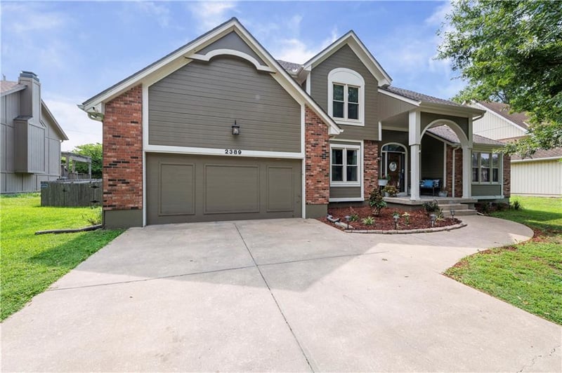 2389 Summerfield Dr, Lee's Summit, MO 64081