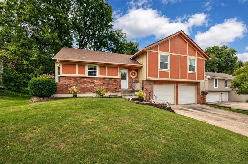 11917 49th Ter, Shawnee, KS 66216