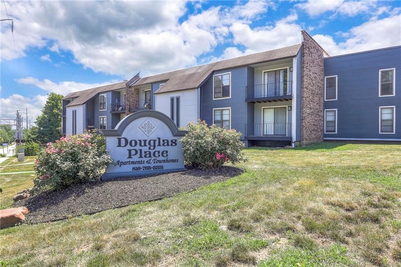 13901 Grandboro Ln, Grandview, MO 64030