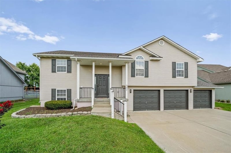 362 Chatham Pl, Lee's Summit, MO 64082