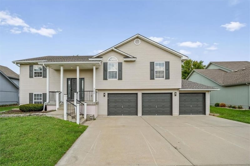 362 Chatham Pl, Lee's Summit, MO 64082