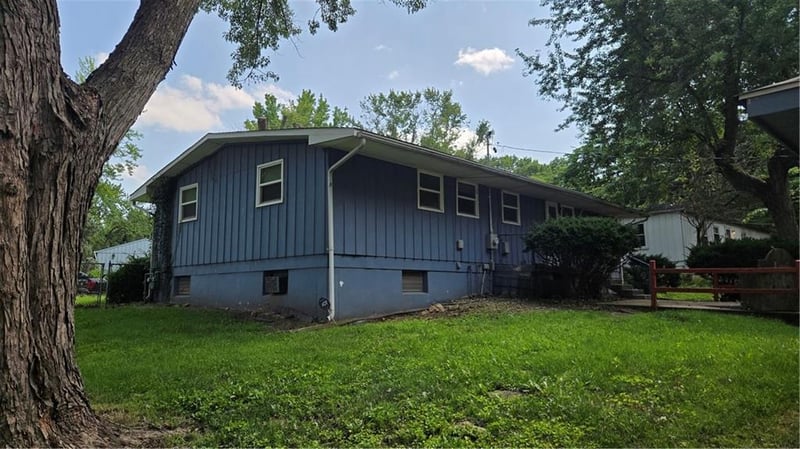 8710 92nd St, Kansas City, MO 64138