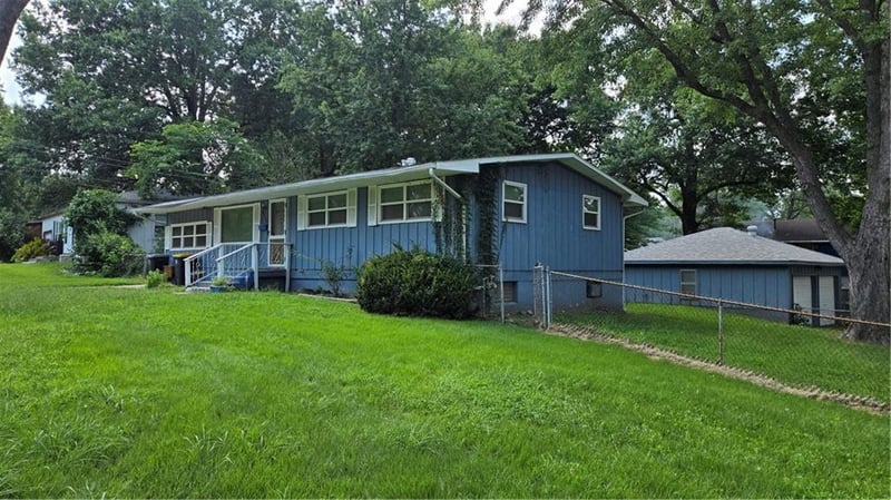 8710 92nd St, Kansas City, MO 64138