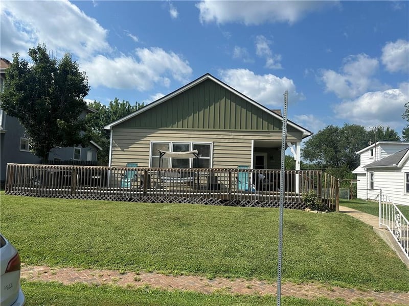 2425 Olive St, St Joseph, MO 64507