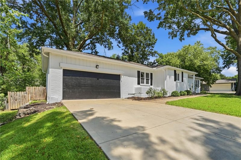 3706 96th St, Overland Park, KS 66206