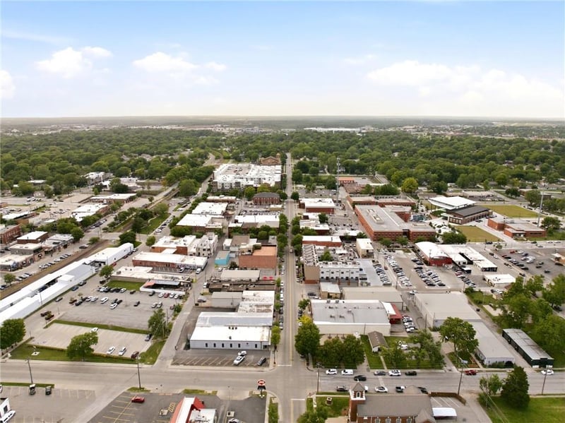 330 Douglas St, Lee's Summit, MO 64063