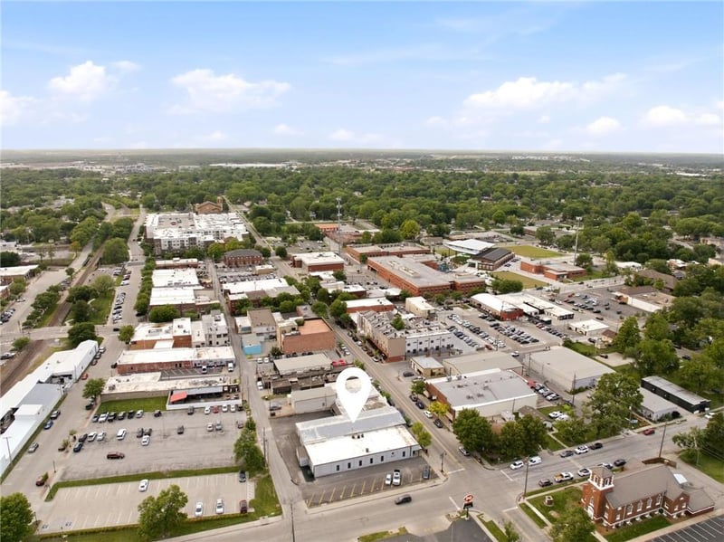 330 Douglas St, Lee's Summit, MO 64063