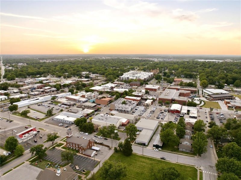 330 Douglas St, Lee's Summit, MO 64063