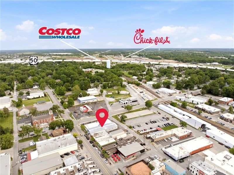 330 Douglas St, Lee's Summit, MO 64063
