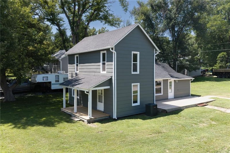 529 6th St, Tonganoxie, KS 66086