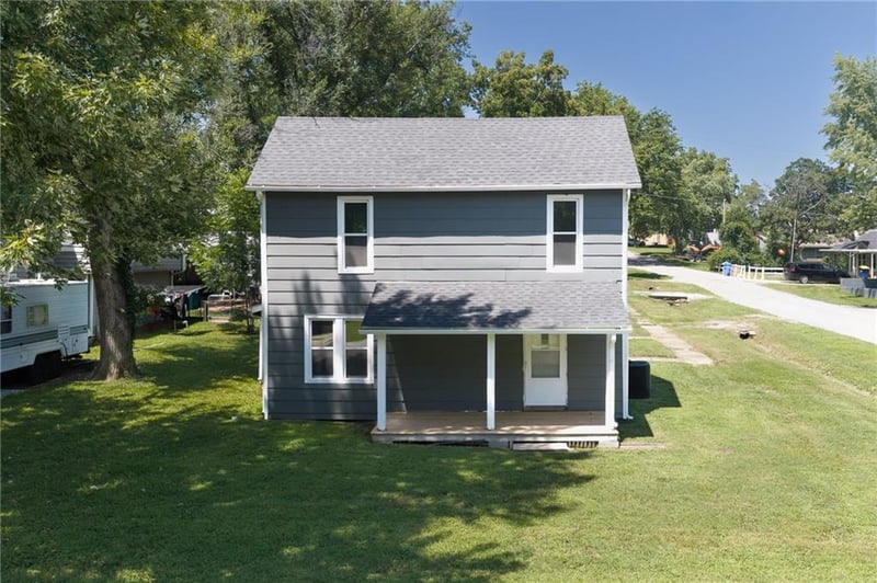 529 6th St, Tonganoxie, KS 66086