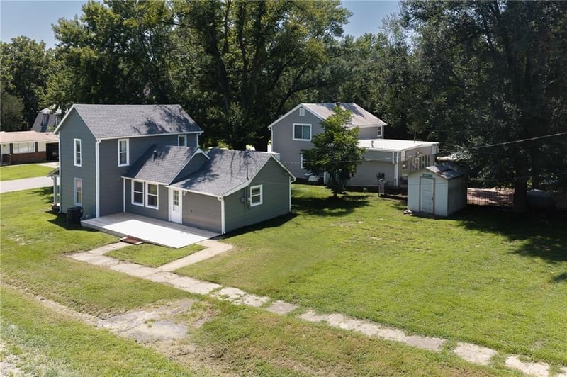 529 6th St, Tonganoxie, KS 66086