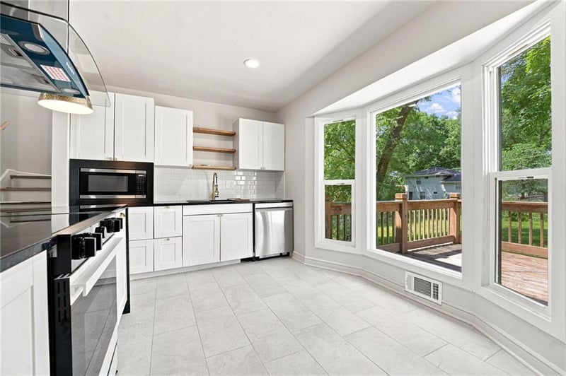 8812 72nd St, Overland Park, KS 66204