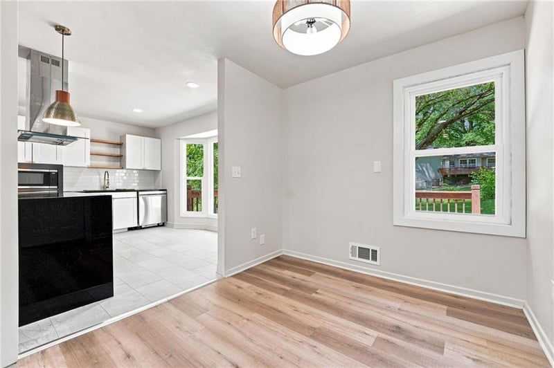 8812 72nd St, Overland Park, KS 66204