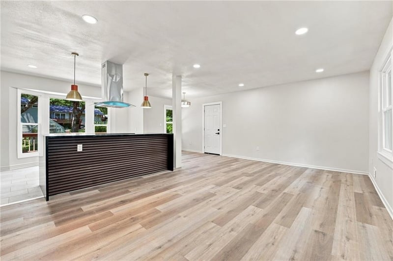 8812 72nd St, Overland Park, KS 66204