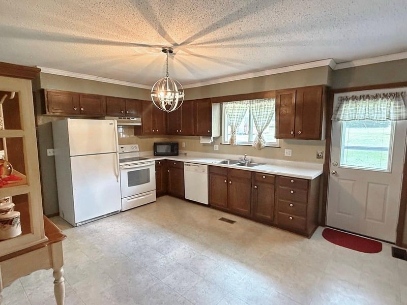 417 Belisle St, El Dorado Springs, MO 64744