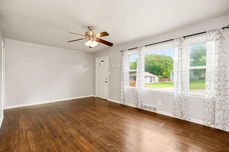 319 82nd St, Kansas City, MO 64114