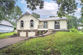 9927 Harrison Dr, Kansas City, MO 64155
