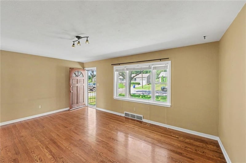 9517 Summit St, Lenexa, KS 66215