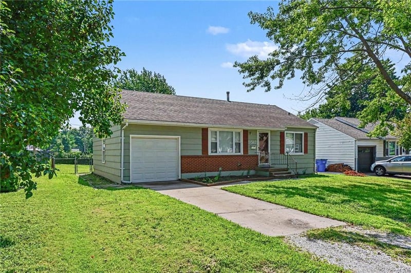 9517 Summit St, Lenexa, KS 66215