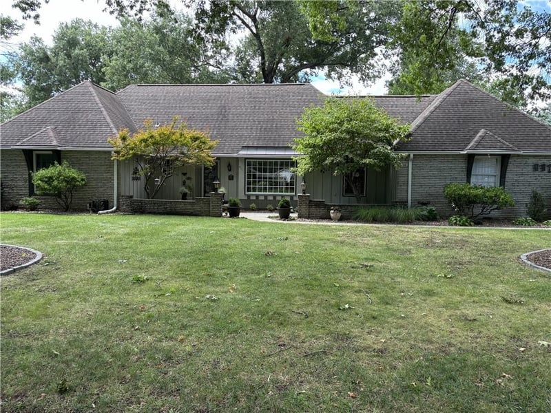 9970 Marty St, Overland Park, KS 66212