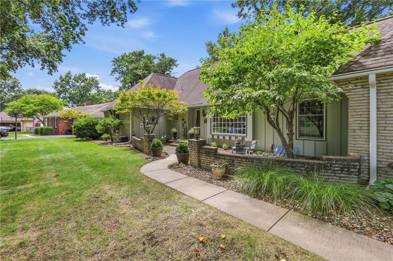 9970 Marty St, Overland Park, KS 66212