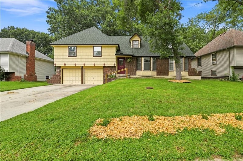 209 Victor Dr, Blue Springs, MO 64014