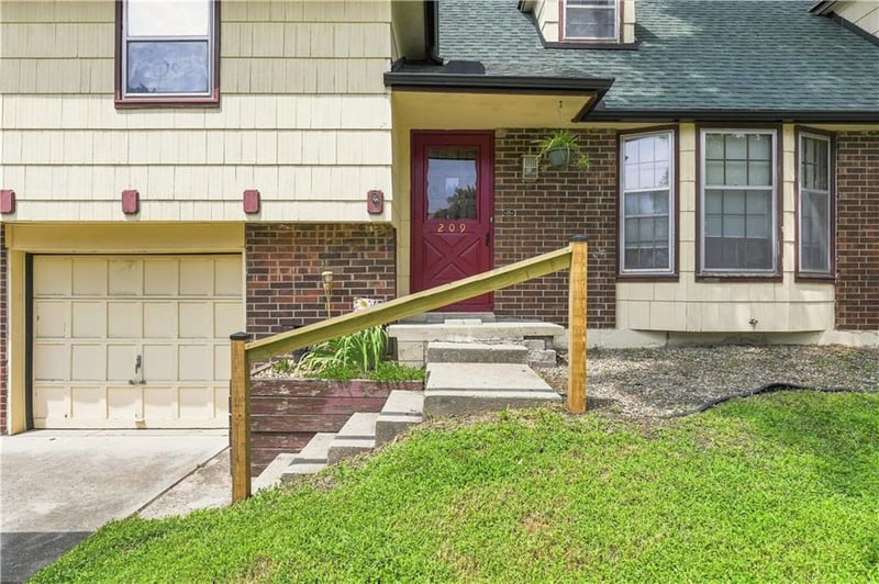 209 Victor Dr, Blue Springs, MO 64014