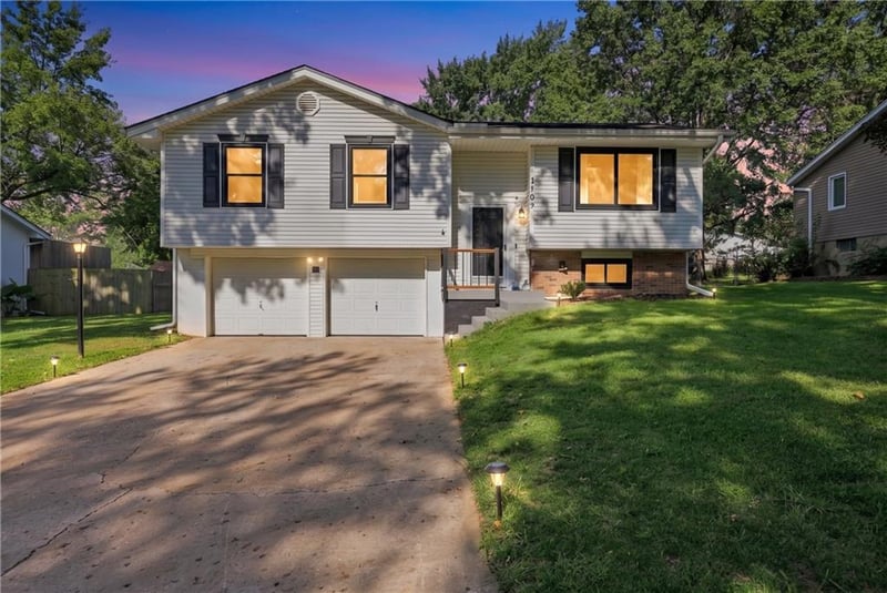 1409 NW 48th St, Blue Springs, MO 64015