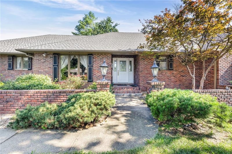 1102 Nakomis Dr, Paola, KS 66071