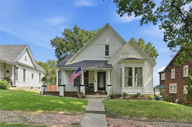 736 Walnut St, Leavenworth, KS 66048
