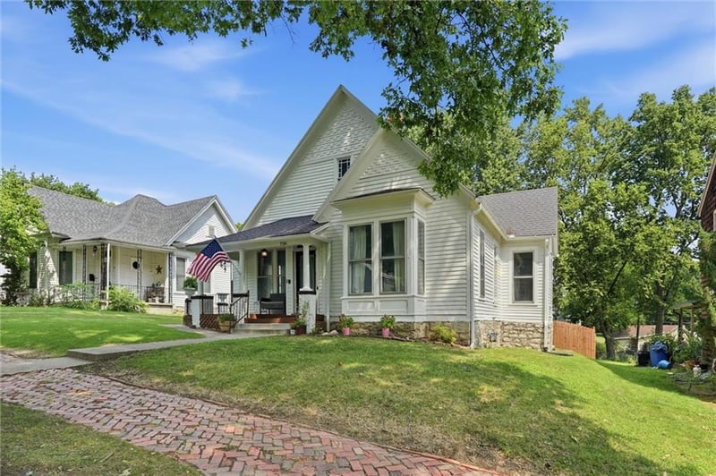 736 Walnut St, Leavenworth, KS 66048