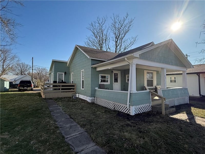 413 1st St, Cameron, MO 64429