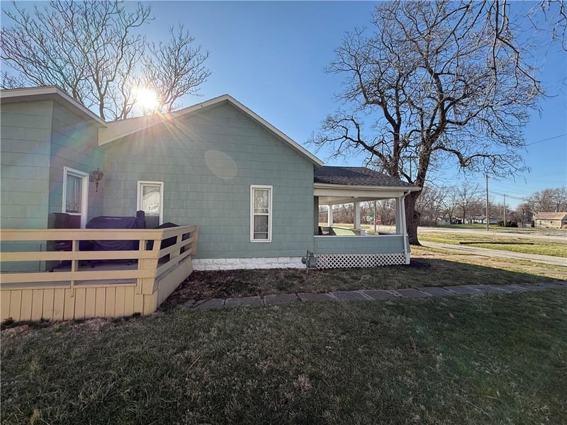 413 1st St, Cameron, MO 64429