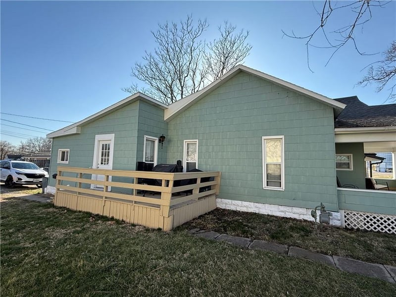 413 1st St, Cameron, MO 64429