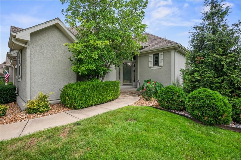 19806 W 100th Ter, Lenexa, KS 66220