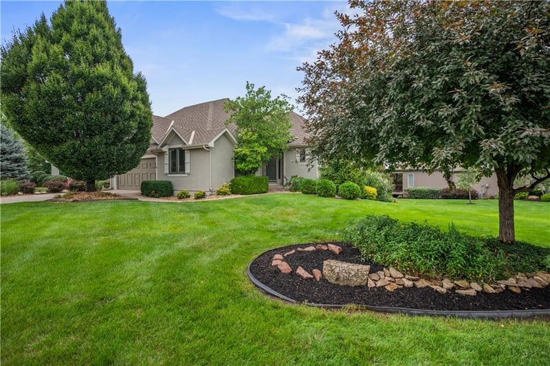 19806 W 100th Ter, Lenexa, KS 66220