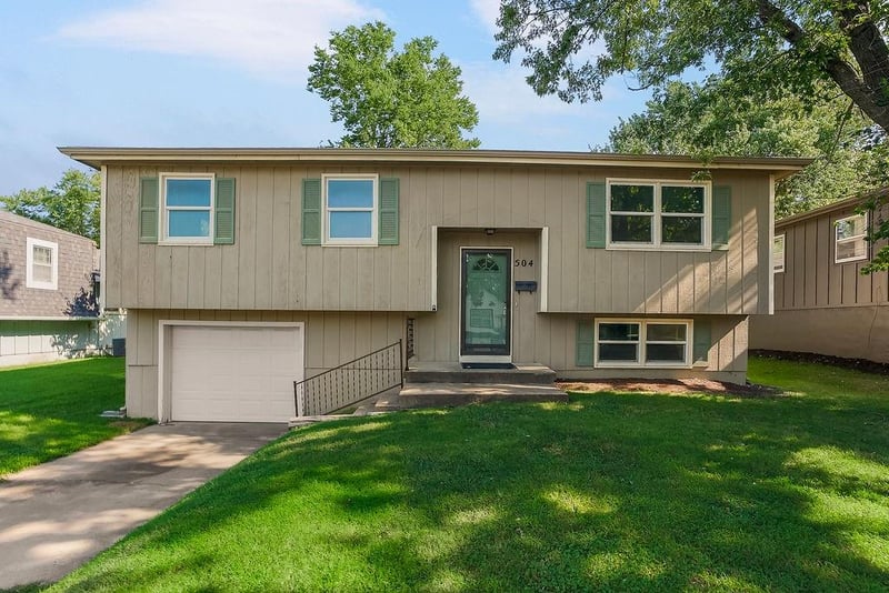 504 E Osage St, Paola, KS 66071