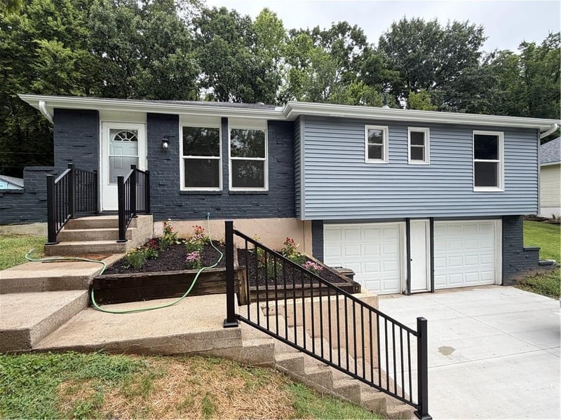 9310 68th St, Parkville, MO 64152